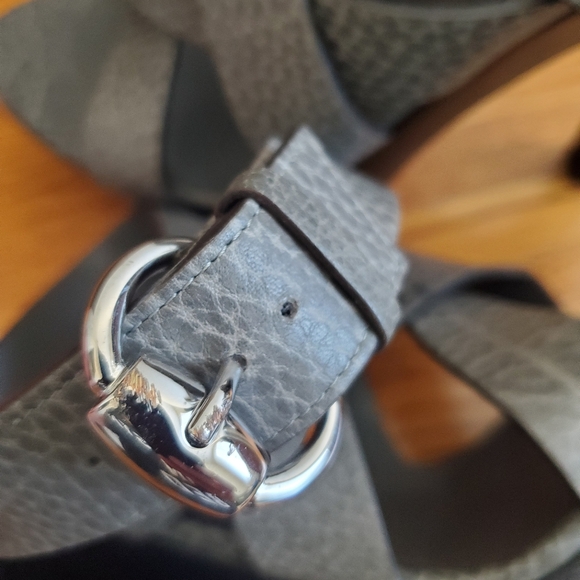 Gucci Pebbled Asphalt Grey Leather Strappy Platform Sandals Women's Shoes  8.5 - Picture 11 of 16